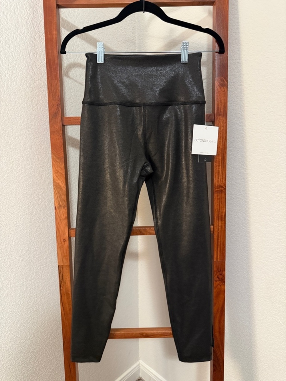 Beyond Yoga Black Foil High Waisted Midi Leggings NWT size Medium - Picture 2 of 6